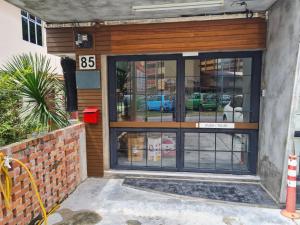 eine Eingangstür eines Gebäudes mit der Nummer sechs in der Unterkunft Lot 85 Seremban Town New Cozy Homestay Lobak in Seremban