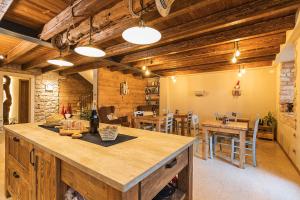 uma cozinha com tectos e mesas e cadeiras de madeira em Malga Laben em Velo Veronese