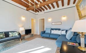 威尼斯的住宿－Apartment with view in Venice, Arsenale.，客厅配有蓝色的沙发和电视