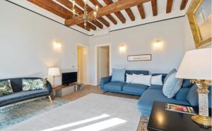 un soggiorno con divani blu e TV di Apartment with view in Venice, Arsenale. a Venezia