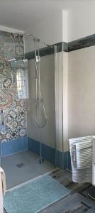 una doccia con porta in vetro in bagno di Quick Home - Casetta Blu a Gaglianico