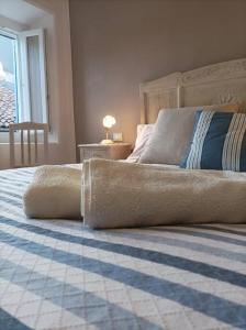 un letto con una coperta sopra di Quick Home - Casetta Blu a Gaglianico