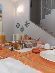 un tavolo con cibo e bevande in cima di Quick Home - Casetta Blu a Gaglianico