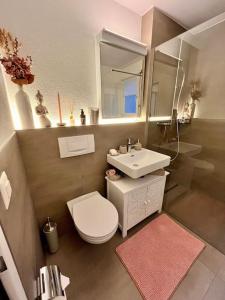 y baño con aseo blanco y lavamanos. en Lakeside Apartment for Business and Leisure incl parking space, en Cham