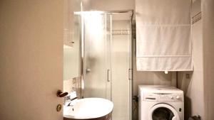 un bagno con lavatrice e lavatrice di Apartment with view in Venice, Arsenale. a Venezia Altre 16 foto