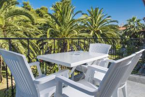 Ein Garten an der Unterkunft Hotel Pilalidis