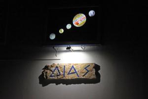 アゾリムノスにあるDias Studiosの惑星と光の壁面の看板