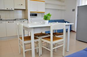 A kitchen or kitchenette at Seafront view studio in Bibione - Beahost