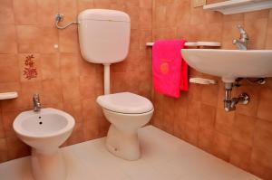 A bathroom at Seafront view studio in Bibione - Beahost