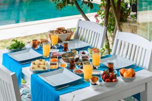 una mesa azul con comida y bebidas. en Alacati Koclu Konagi Hotel, en Alacati