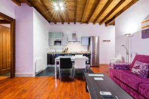 A kitchen or kitchenette at Apartamento con patio junto a la Catedral by Toledo AP