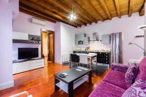 A kitchen or kitchenette at Apartamento con patio junto a la Catedral by Toledo AP