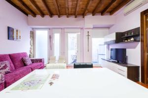 A kitchen or kitchenette at Apartamento con patio junto a la Catedral by Toledo AP
