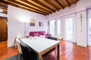 A seating area at Apartamento con patio junto a la Catedral by Toledo AP