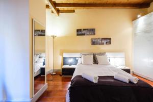 A bed or beds in a room at Apartamento con patio junto a la Catedral by Toledo AP