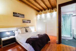 A bed or beds in a room at Apartamento con patio junto a la Catedral by Toledo AP
