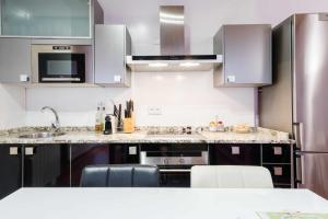 A kitchen or kitchenette at Apartamento con patio junto a la Catedral by Toledo AP