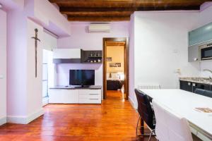 A kitchen or kitchenette at Apartamento con patio junto a la Catedral by Toledo AP