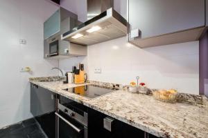A kitchen or kitchenette at Apartamento con patio junto a la Catedral by Toledo AP