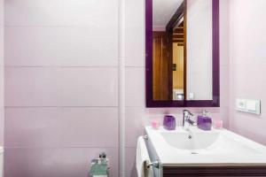 A bathroom at Apartamento con patio junto a la Catedral by Toledo AP