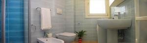 A bathroom at Wonderful apartment with attic in a quiet area Még 22 kép