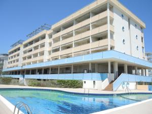 Bazén v ubytování Beachfront colourful flat with swimming pool nebo v jeho okolí