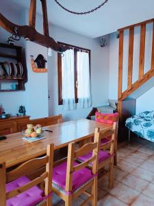 維蒂恰蒂寇的住宿－Lo chalet del Corno，一间带木桌和椅子的用餐室