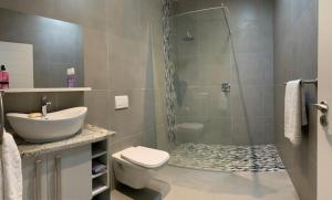 W łazience znajduje się prysznic, toaleta i umywalka. w obiekcie Seadrive w mieście Walvis Bay