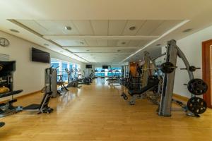 een fitnessruimte met diverse loopbanden en hometrainers bij Exquisite Dubai's Urban Living in the City Centre in Dubai