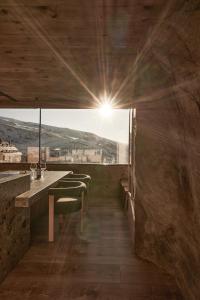 een restaurant met stoelen en uitzicht op de stad bij AticoNevado - Apartamento de lujo con vistas panoramicas 360 in Sierra Nevada