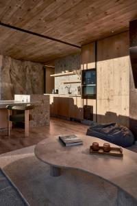 een woonkamer met een tafel en een bank en een tafel sidx sidx bij AticoNevado - Apartamento de lujo con vistas panoramicas 360 in Sierra Nevada
