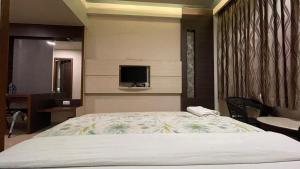 เตียงในห้องที่ Hotel Sarovar Residency