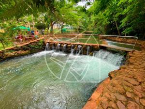 uma queda de água num parque com uma cascata em Thermas Paradise - 1 Quarto em Rio Quente