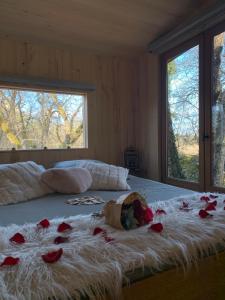 Posteľ alebo postele v izbe v ubytovaní cabane lodge avec spa privatif
