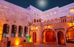 een gebouw 's nachts met een maan in de lucht bij Reji Boutique Hotel in Sanlıurfa