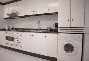Kuchyňa alebo kuchynka v ubytovaní Apartamento en Sigüeiro Rúa do Tambre
