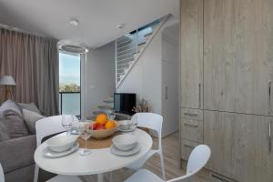 Posezení v ubytování Lighthouse Luxury Penthouse - Jantar Apartamenty