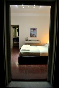 レッジョ・ディ・カラブリアにあるB&B La Terrazza Sul Duomoの鏡にベッドが備わるベッドルームの反射
