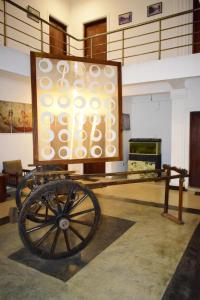 uma exposição de museu com um carrinho numa sala em Paradise Inn em Kandy