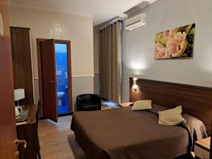 una camera d'albergo con letto e bagno di Hotel Leone a Roma