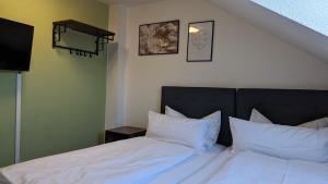 薩爾布呂肯的住宿－Europa City Apartment，一间卧室配有两张带白色枕头的床