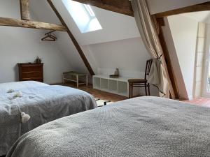 Tempat tidur dalam kamar di Gîte de charme "Tellement Bien" proche zoo de Beauval et châteaux de la Loire