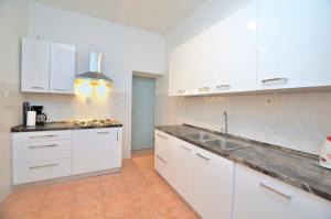 Kuchyňa alebo kuchynka v ubytovaní Apartments Romina