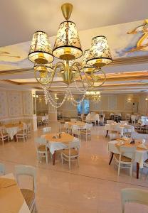 A restaurant or other place to eat at Hotel Rila
