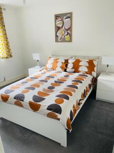 um quarto com uma cama grande e um edredão em Anox serviced apartment em Newcastle upon Tyne