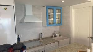 cocina con fregadero y armario azul en Apartamento Embarcadero de Calahonda, en Calahonda