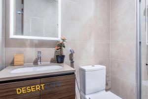 Koupelna v ubytování One Bed Room with Creek Views, Hosted by Desert City Stays
