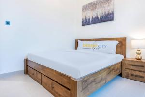 Postel nebo postele na pokoji v ubytování One Bed Room with Creek Views, Hosted by Desert City Stays