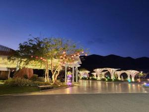 un edificio con luces encendidas por la noche en Oceanami Resort & Beach Club, en Long Hai
