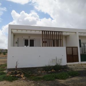 a white house with a fence in front of it at Casa Krioula in Calheta Do Maio